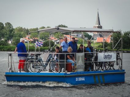 De Oerhaal op de Lange Sloot met op de achtergrond het kerkje van Warten
