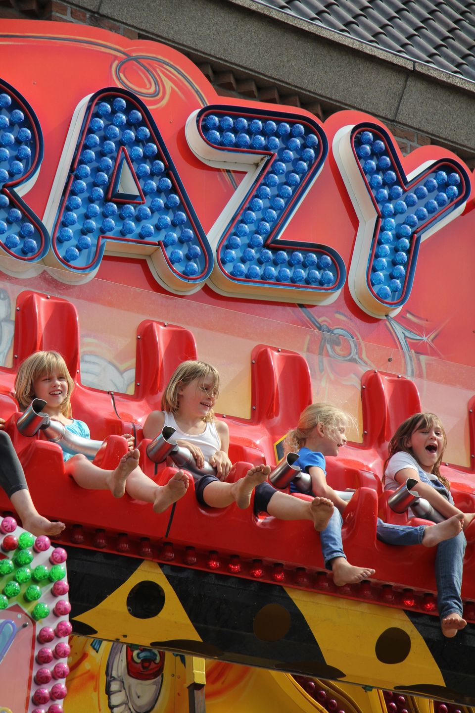 kinderen in kermisattractie