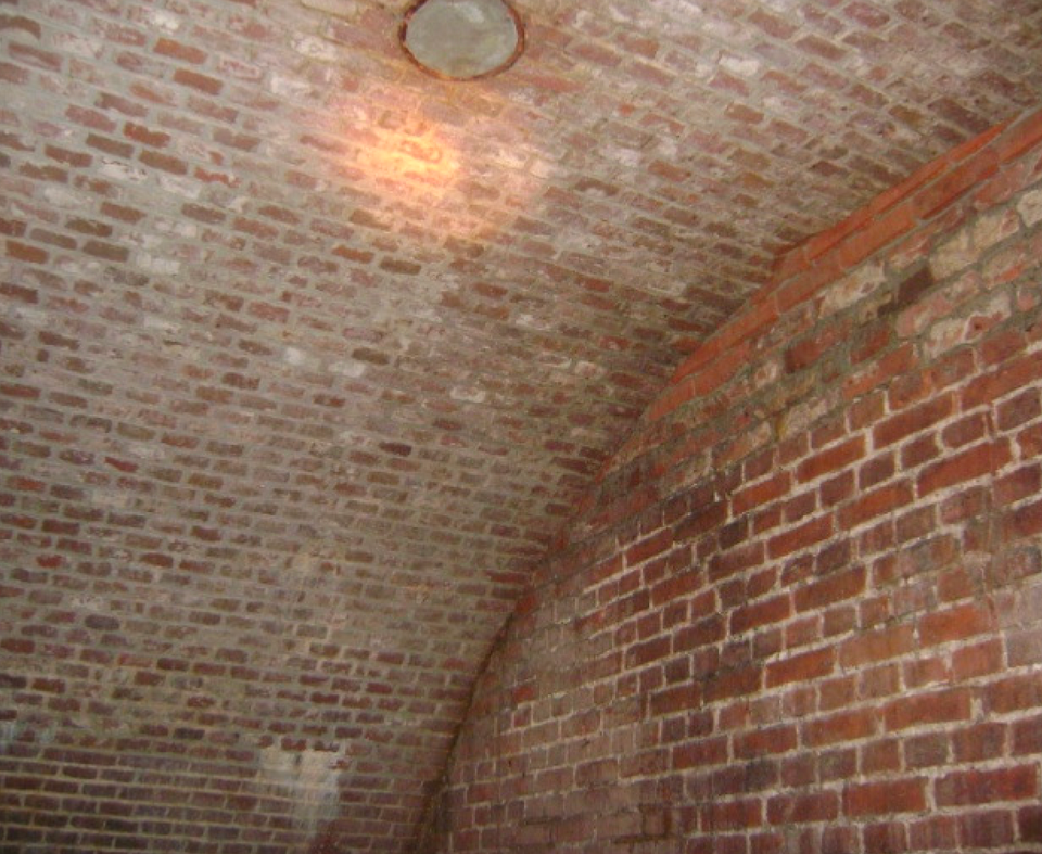 Binnenkant ijskelder in Ommerschans