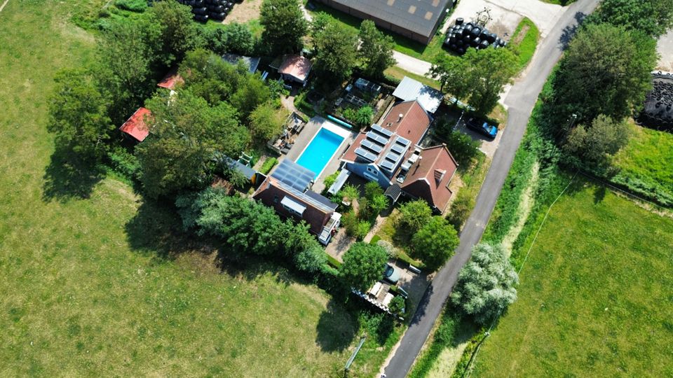 Terrein met zwembad en blokhutten