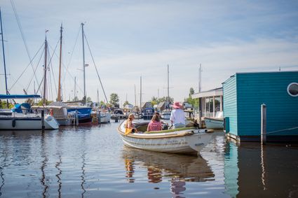 Sloep verlaat de haven