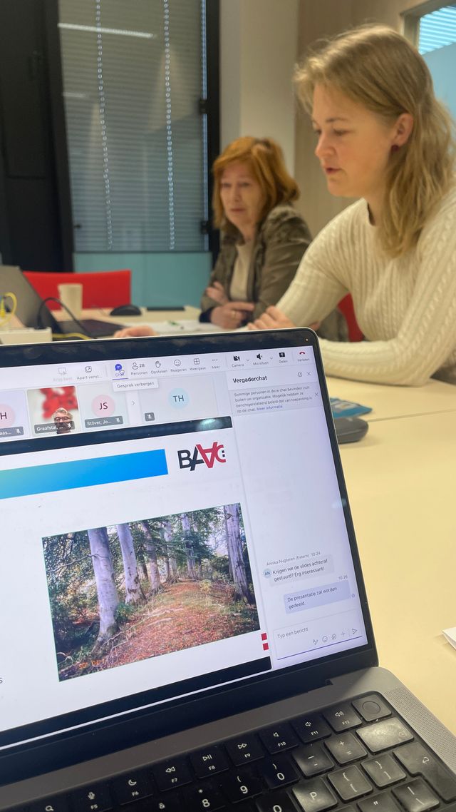 Deelnemer aan het webinar voor haar laptop.