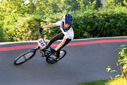 Meisje op de fiets op skate baan