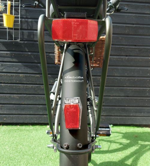 Fiets met een sticker achterop