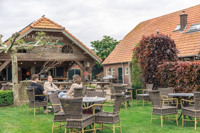 Terras met mensen van Landwinkel de Kastantjeboom in Bunschoten Spakenburg aan de Grebbelinie