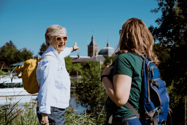 Dames wandelen in Vijfheerenlanden met uitzicht op Leerdam