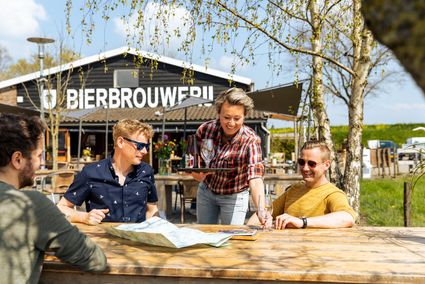 Een foto van een serveerster bij bierbrouwerij Oijen.
