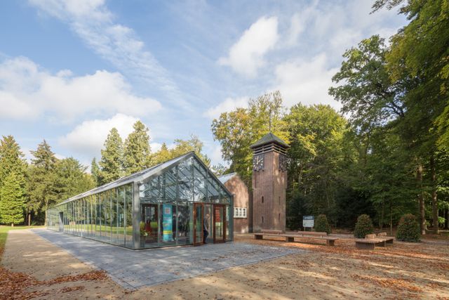Het glazen paviljoen van Museum Huis Doorn ligt tussen de bomen en vormt de entree tot het museum.