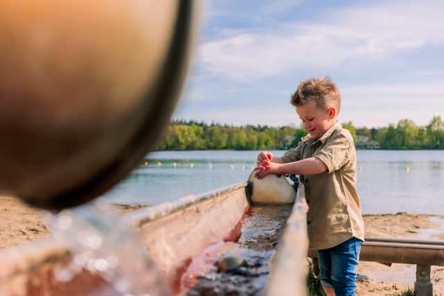 Jongetje speelt met zand en water.