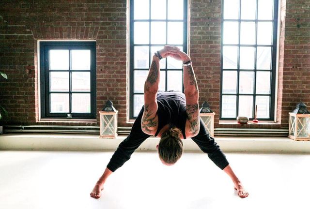 Yogi leraar in yoga positie