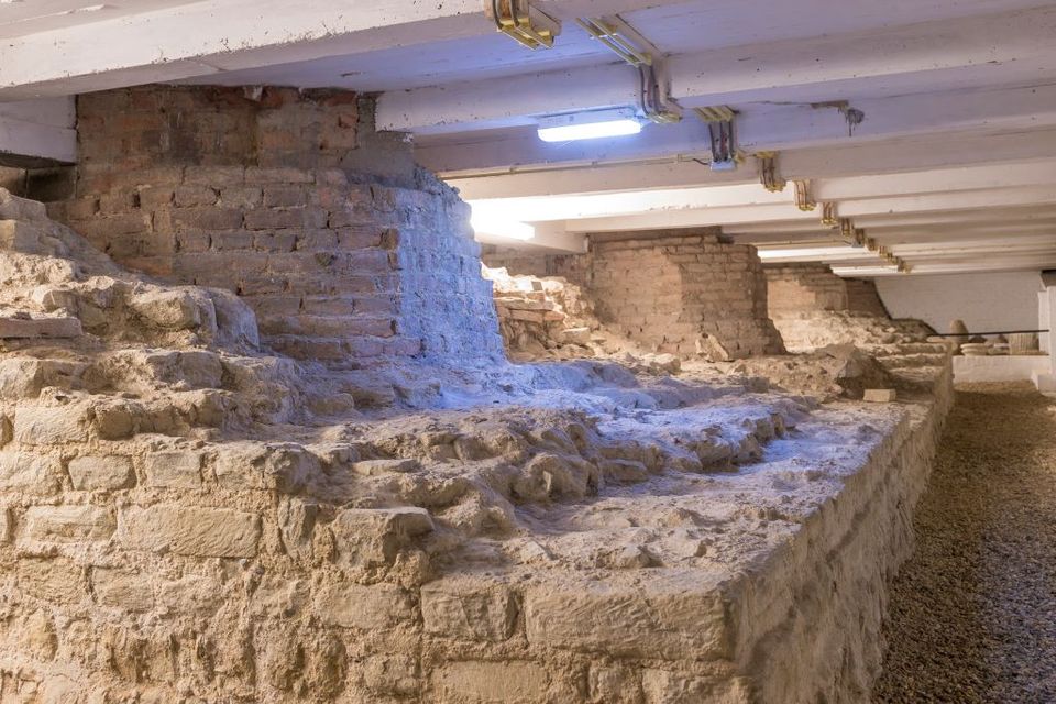 Stenen restanten van de funderingen van de tempel onder de Grote Kerk in Elst.