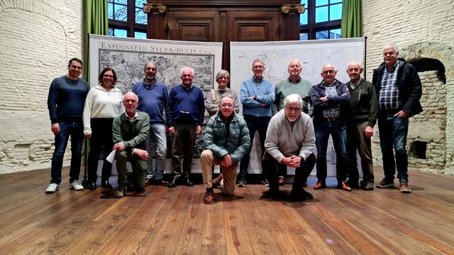 Heemkundekringen uit 's-Hertogenbosch en omgeving nemen de kaarten in ontvangst