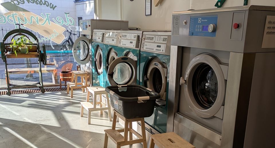 Interieur van Wasserette De Knijper in Woerden met moderne wasmachines en servicewas faciliteiten.