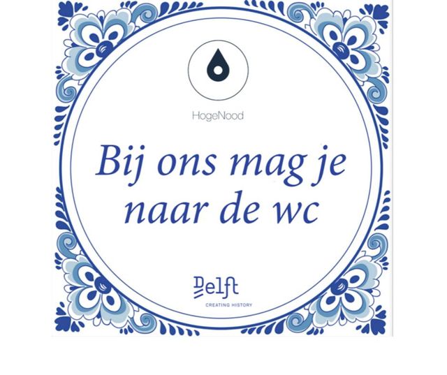 Sticker toilettoegankelijk die te zien is op locaties in Delft waar je naar de wc mag
