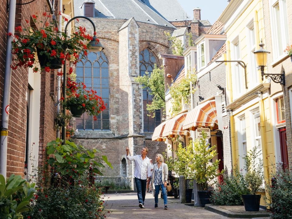 Een stel die wandelt door de Trompetstraat in Delft