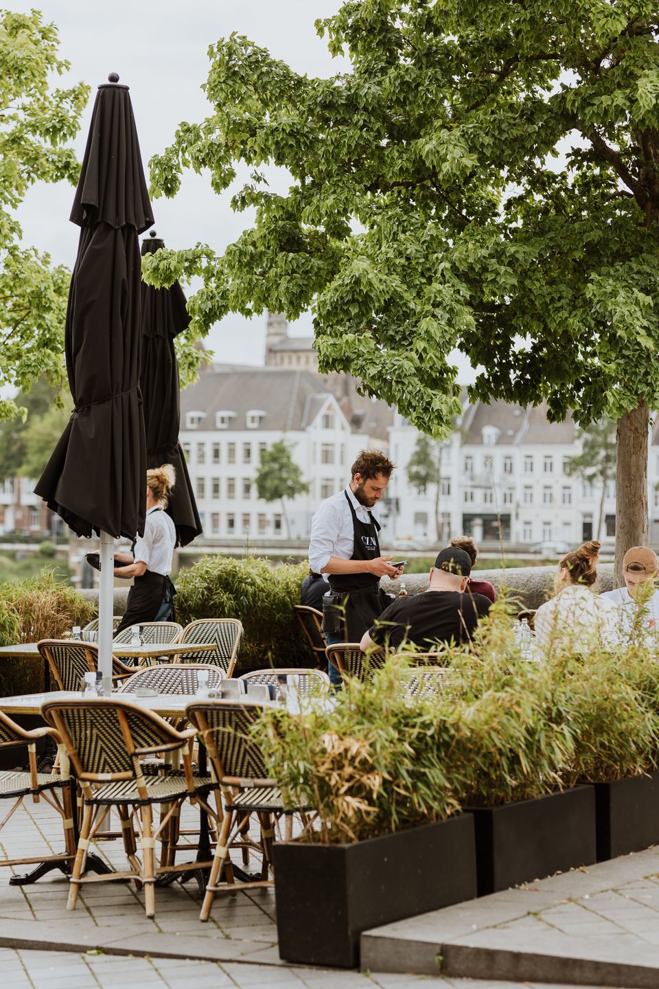 Cinq Maastricht terras personen parasol