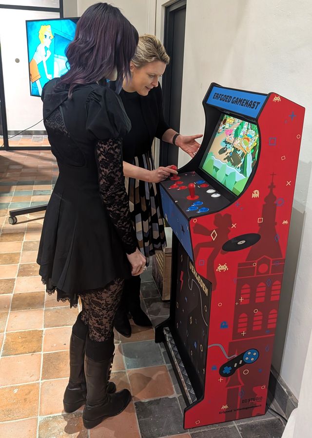 Gamestudenten SintLucas spelen het spel samen met wethouder Marianne van der Sloot