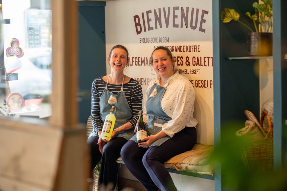 Le Petite Creperie eigenaren in het interieur