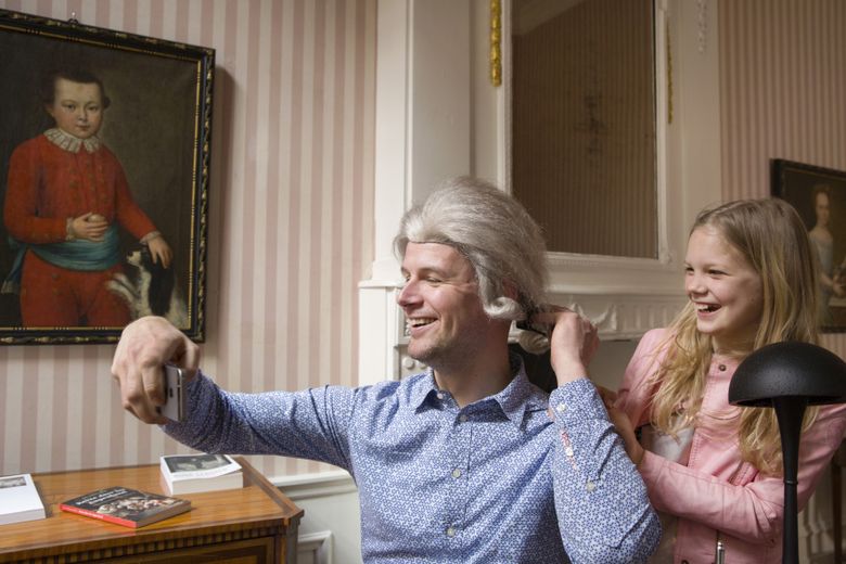 Kom de pruik passen in Huis Van Eysinga