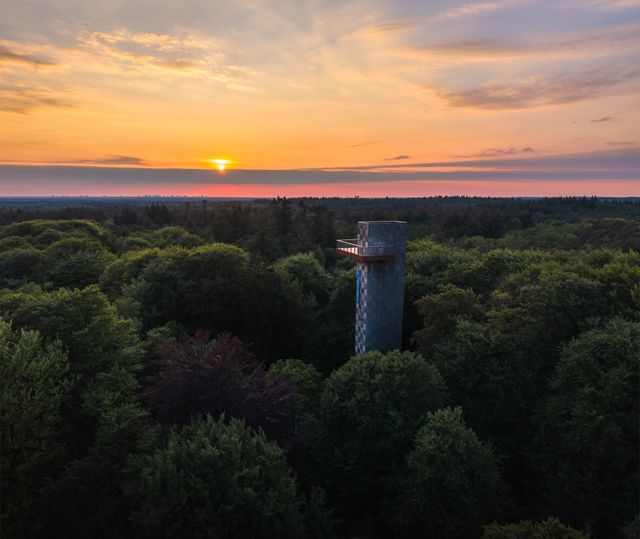 Dronefoto van uitkijktoren De Kaap in de Kaapse Bossen in regio De Utrechtse Heuvelrug in Doorn bij zonsondergang.