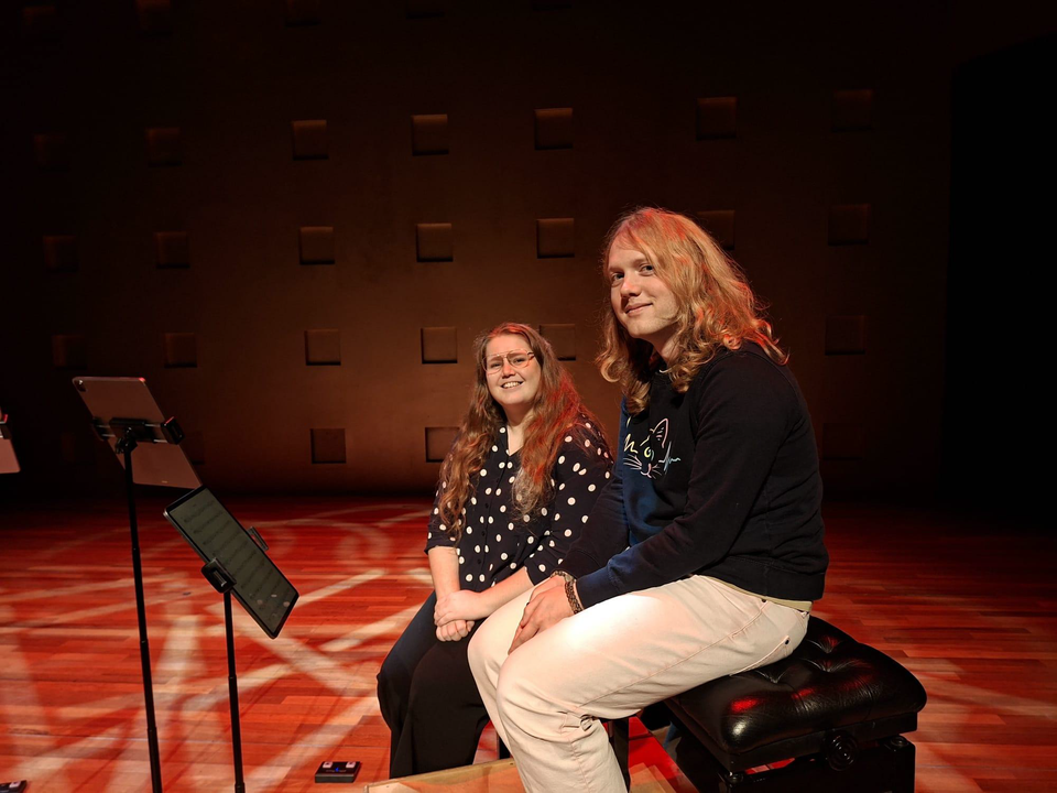 Twee studenten bezoeken HEAR//HERE in de Stadsgehoorzaal en Café Caat
