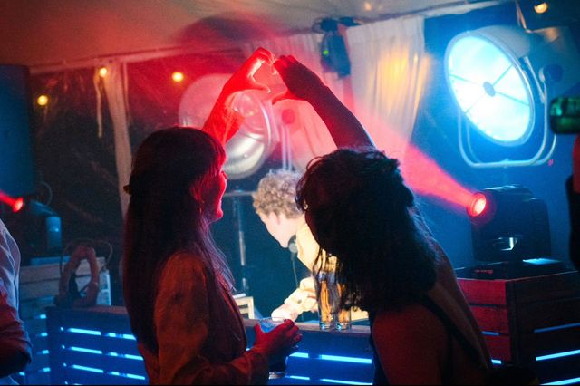 Meiden maken hartje op festival - Goed Leven
