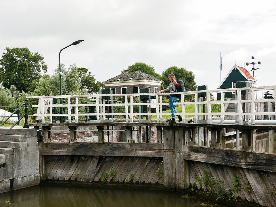 Een wandelaar bij de Zeesluis in Edam