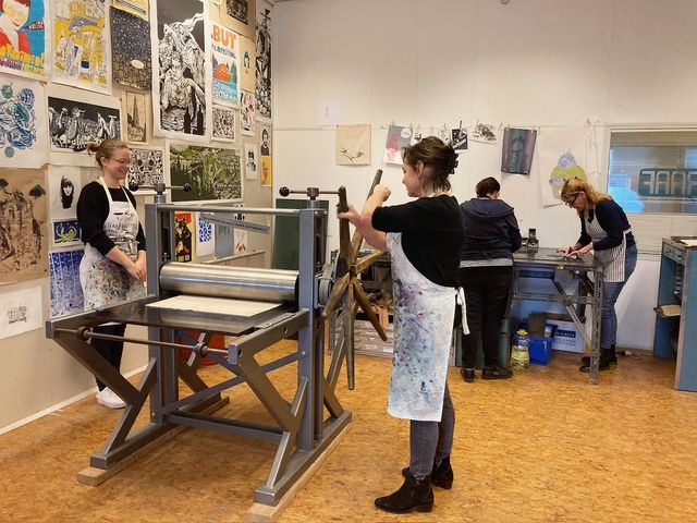 Deelnemers van de drogenaald workshop rondom de etspers.