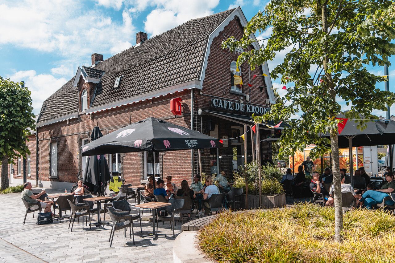 Café de Kroon met mensen op het terras