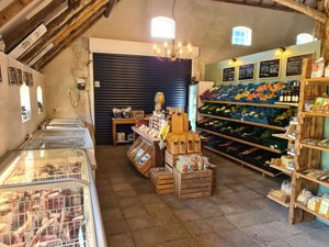 Ein Hofladen mit regionalen Produkten in Drenthe.