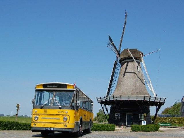 Historische bus voor een molen