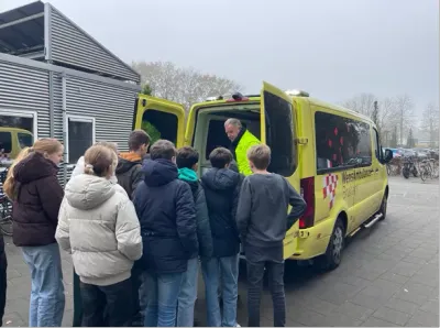 wensambulance met jongeren