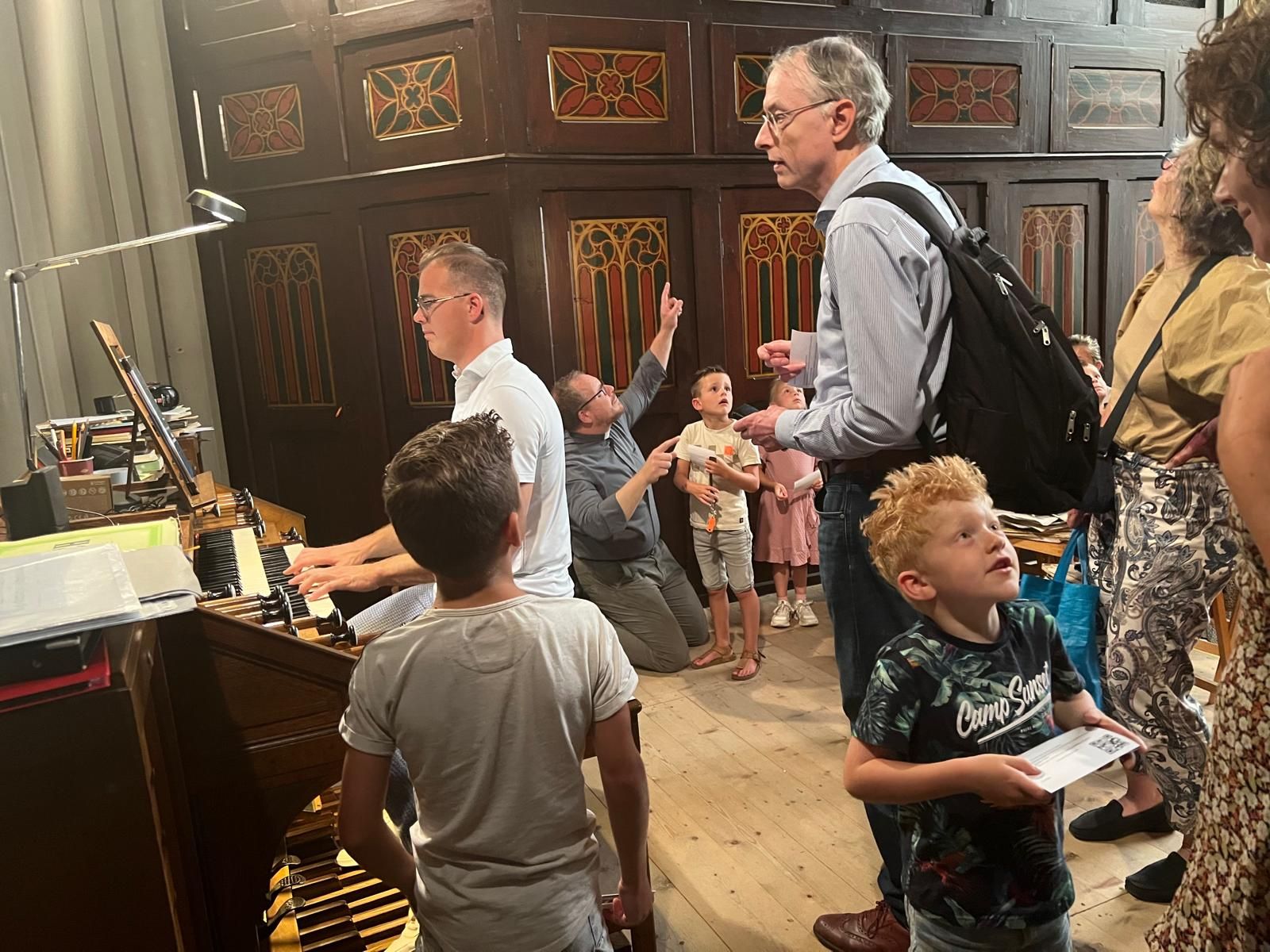 Orgel met beiaardier en kinderen