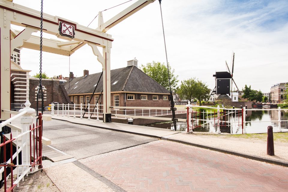 Vorderansicht des Boutique-Hotels Oude Morsch mit dem Morspoort, der Brücke und der Mühle De Put im Bild.