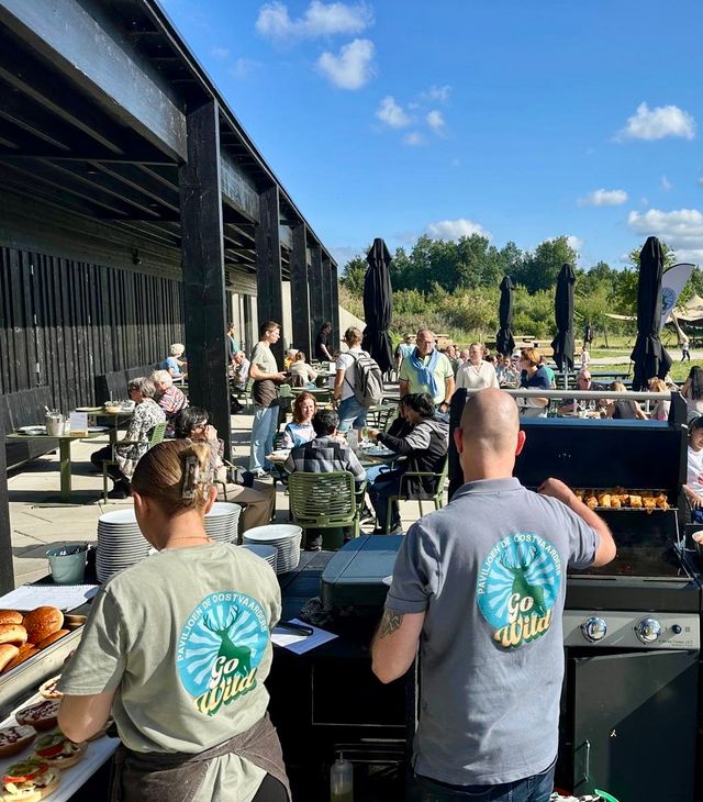 Zomerse avond met BBQ-menu op terras midden in de natuur