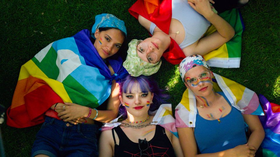 Vrouwen liggend op de grond