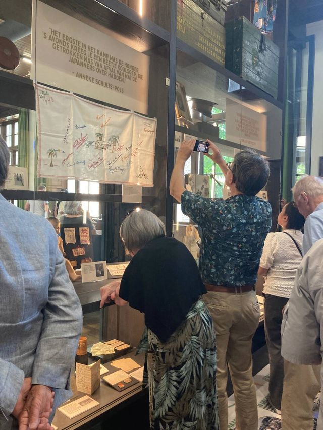 Bezoekers lezen de persoonlijke verhalen in de tentoonstelling.