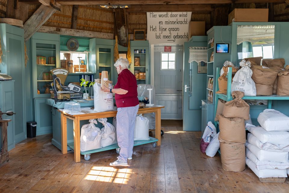 Een medewerker bij Korenmolen De Nachtegaal