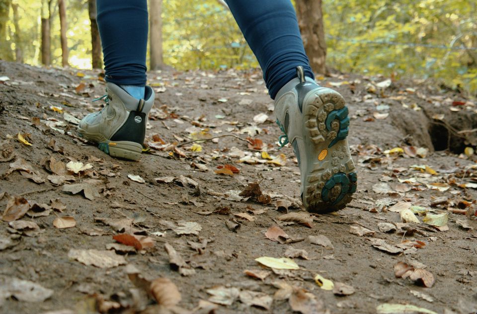 benen met wandelschoenen van een wandelaar in de natuur