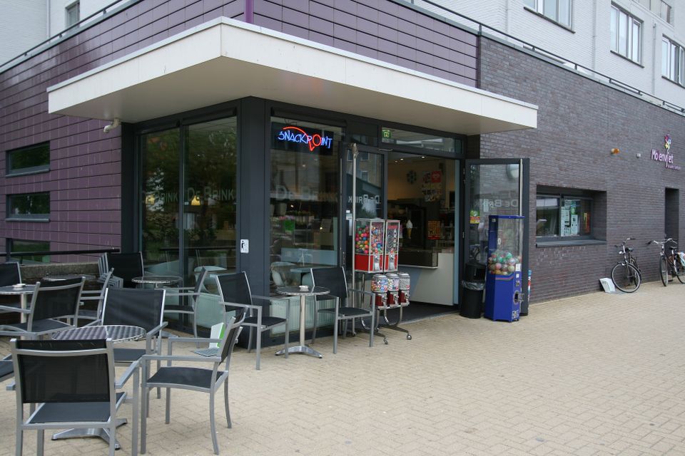 Terras van Snackpoint De Brink in Woerden met verse friet, snacks en ijs bij winkelcentrum Molenvliet.