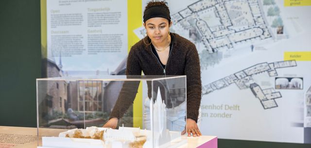 Meisje kijkt naar de verbouwplannen van het museum