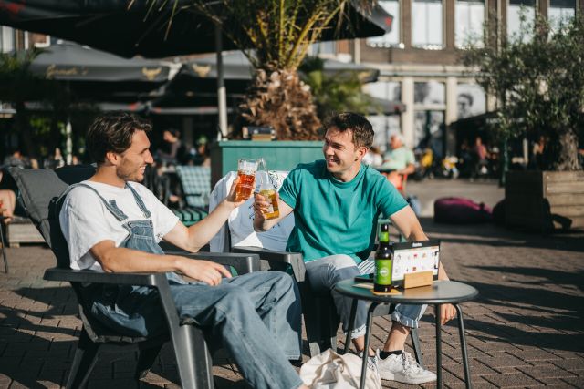 Mannen op terras Hof Amersfoort