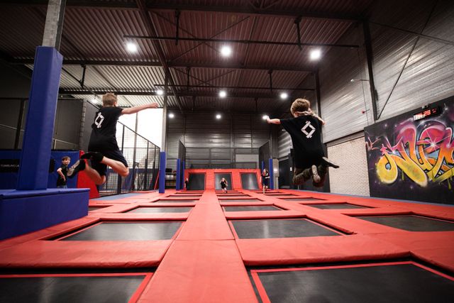 Spelen op indoor trampolines bij We Jump in Helmond