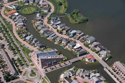 Luchtfoto van de huizen aan het water in Noordhove