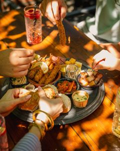 Bord met eten en handen