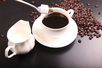 Kopje koffie met koffiebonen