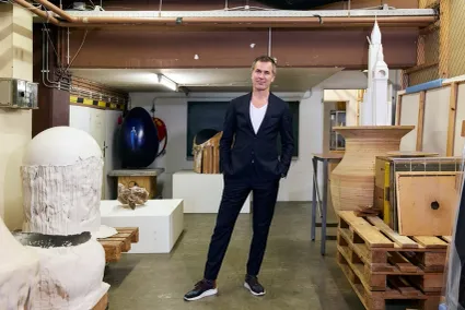 Tomáš Libertiny in zijn atelier