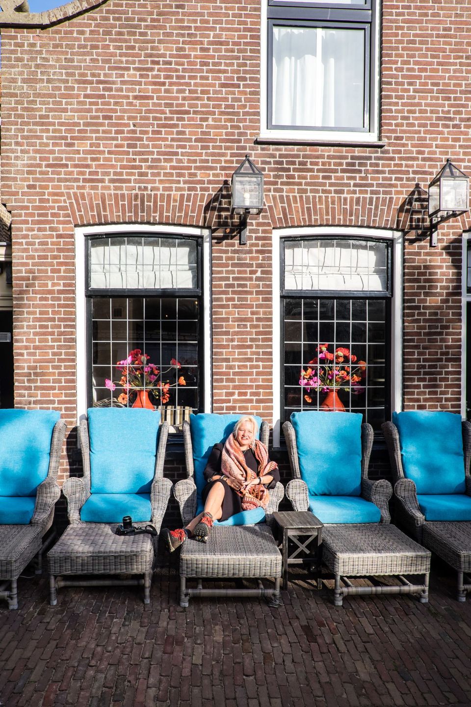 Badhotel Bruin Vlieland vrouw in stoel met blauw kleed