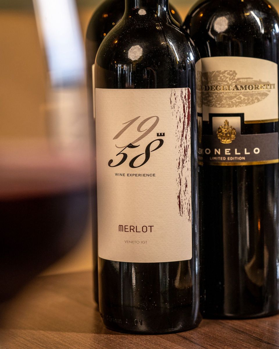 Restaurant Voldaan in Oudewater, Groene Hart, selectie Italiaanse rode wijn met flessen Merlot en Brunello.
