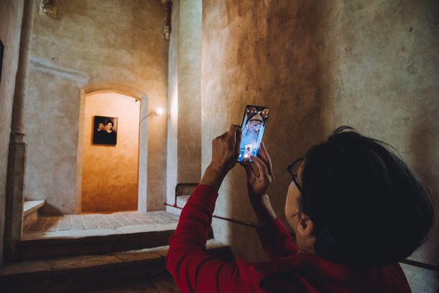 Een vrouw maakt een foto met haar telefoon van de binnenkant van Kasteeltoren IJsselstein